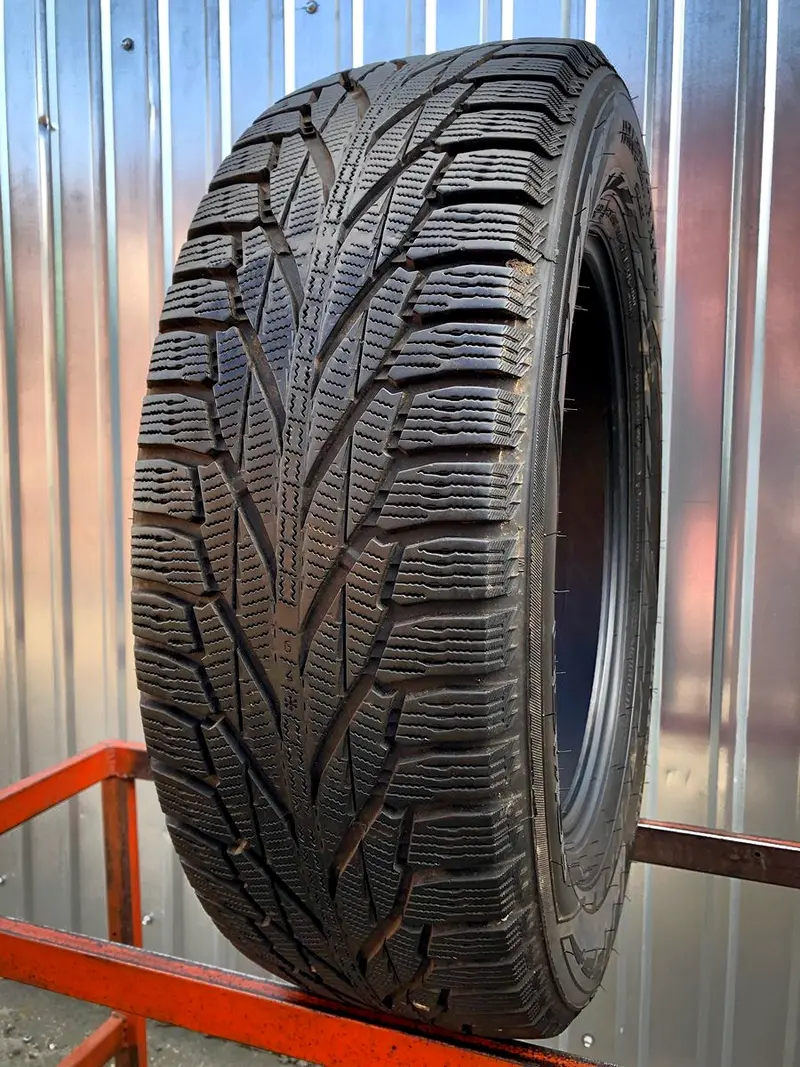 Б/у шина 225/65 R17 Nokian Hakkapeliitta R2 SUV, фото 1