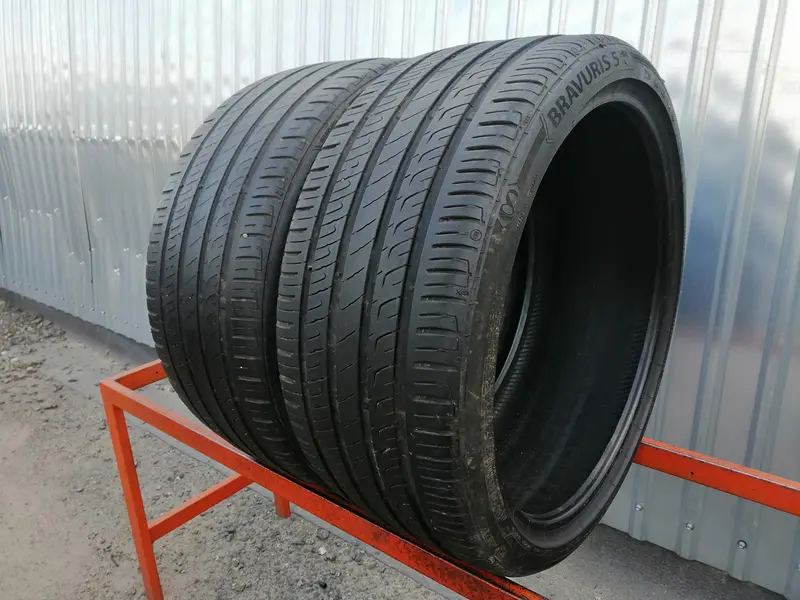 Пара б/у шин 235/35 R19 Barum Bravuris 5HM