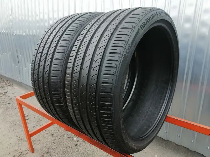 Пара б/у шин 235/35 R19 Barum Bravuris 5HM