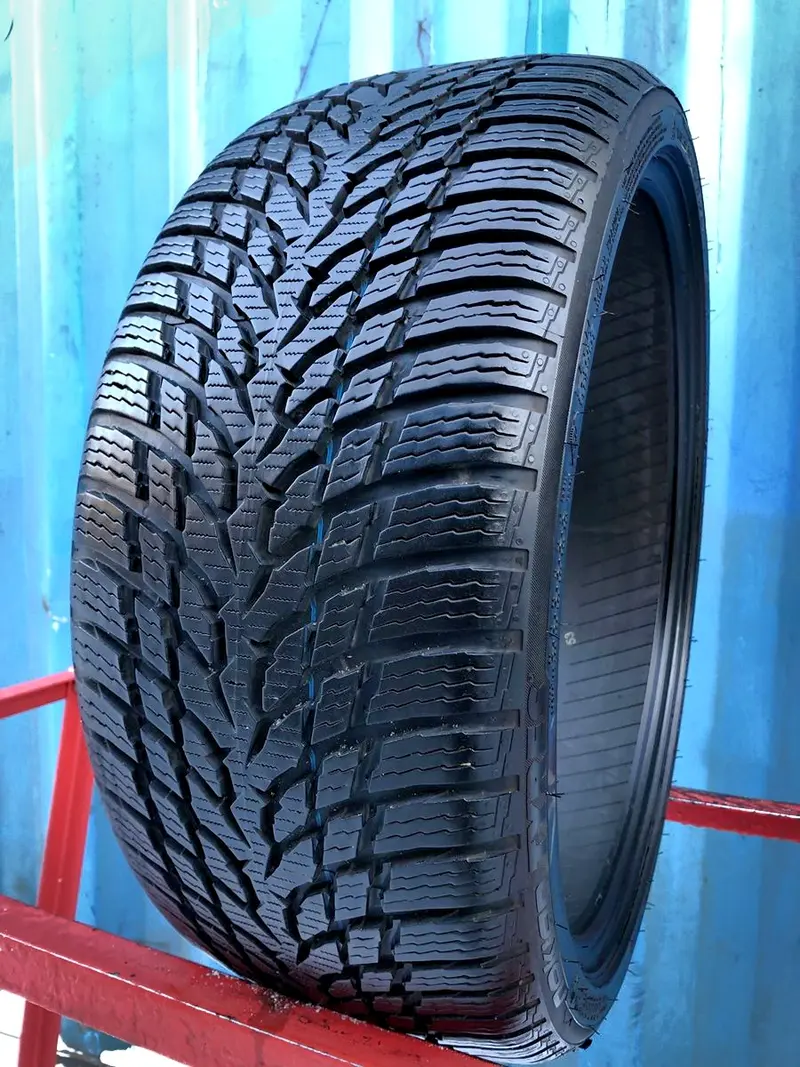 Б/у шина 235/35 R19 Nokian WR Snowproof