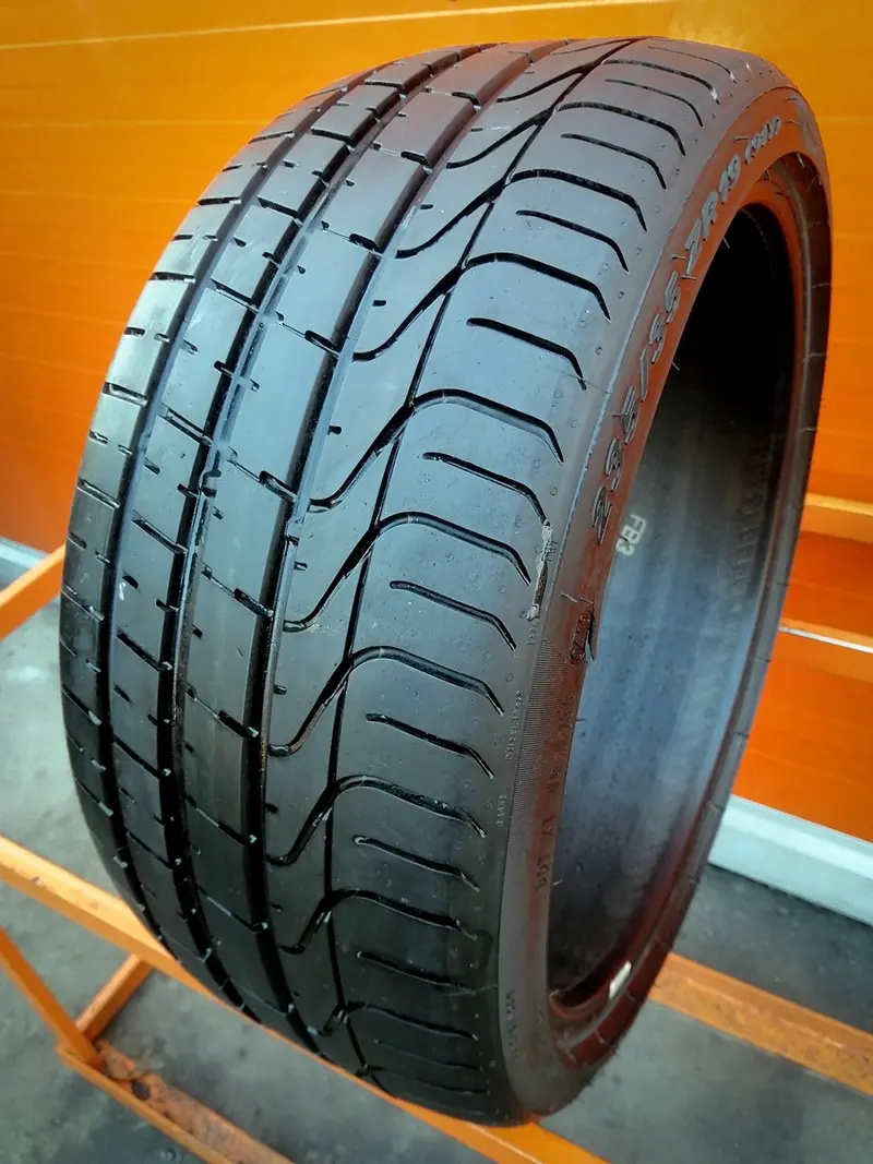 Б/у шина 235/35 R19 Pirelli P Zero