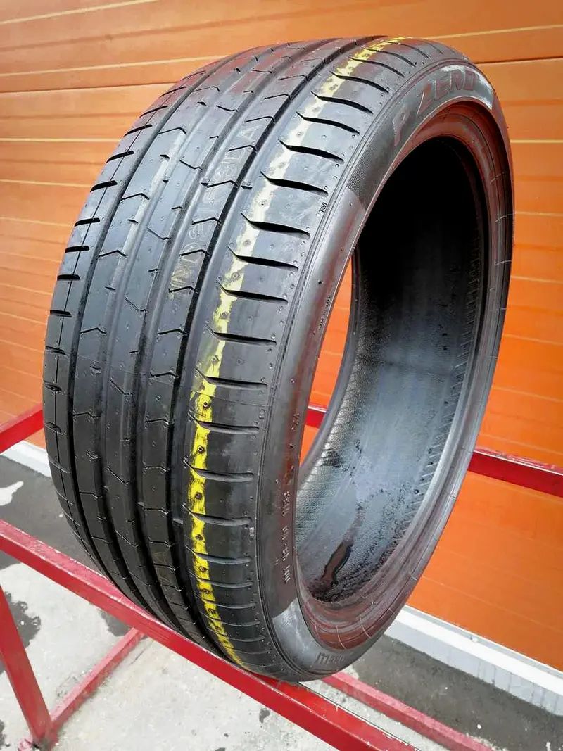 Б/у шина 235/35 R19 Pirelli P Zero PZ4