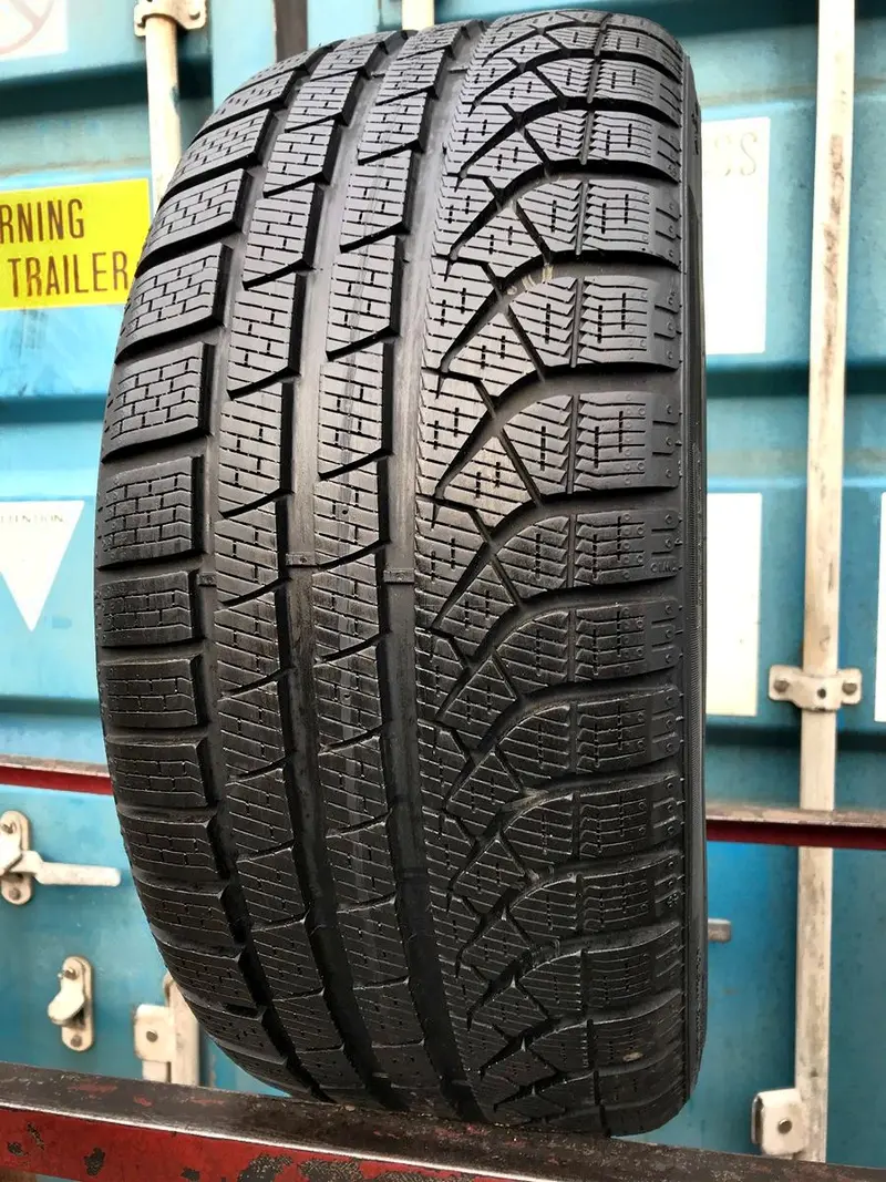 Б/у шина 235/35 R19 Pirelli P Zero Winter, фото 1