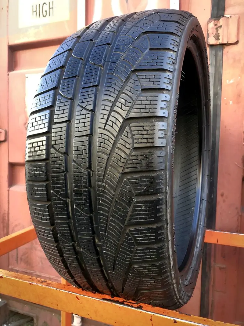 Б/у шина 235/35 R19 Pirelli Winter 240 Sottozero 2, фото 1