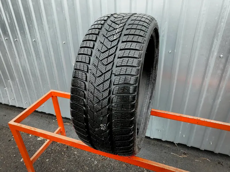 Б/у шина 235/35 R19 Pirelli Winter Sottozero 3