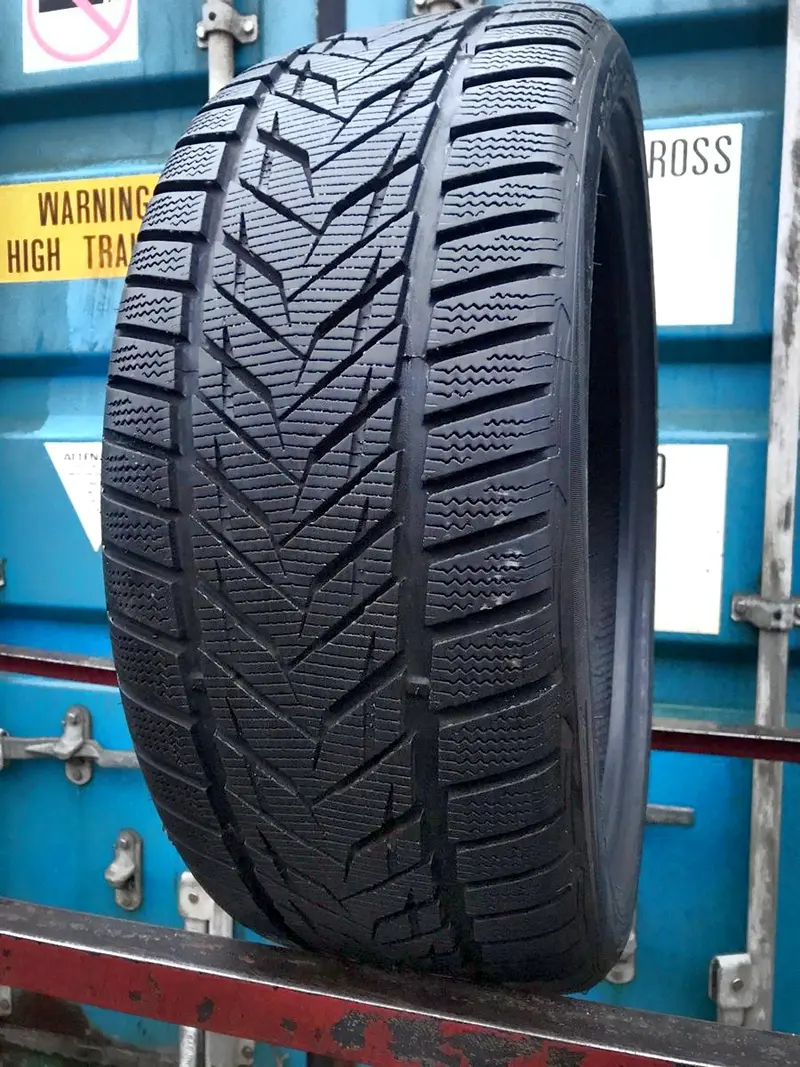 Б/у шина 235/35 R19 Vredestein Wintrac Xtreme S