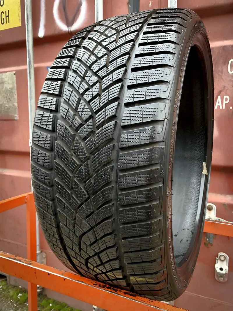 Б/у шина 235/35 R20 Goodyear Ultra Grip Performance +, фото 1