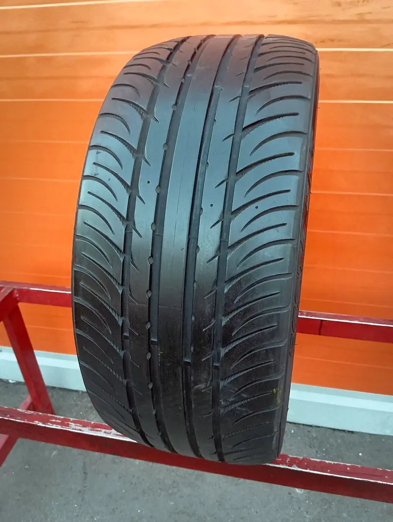 Б/у шина 235/35 R20 Kumho Ecsta SPT KU31