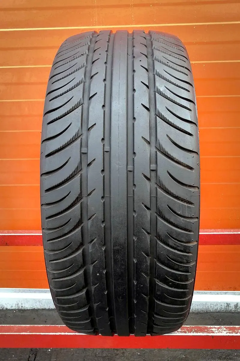 Б/у шина 235/40 R17 Kumho Ecsta SPT KU31
