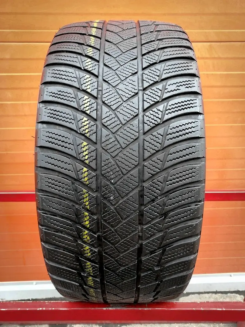 Б/у шина 235/40 R18 Bridgestone Blizzak LM-001