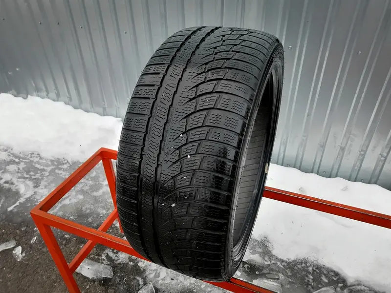 Б/у шина 235/40 R18 Nokian WR A4