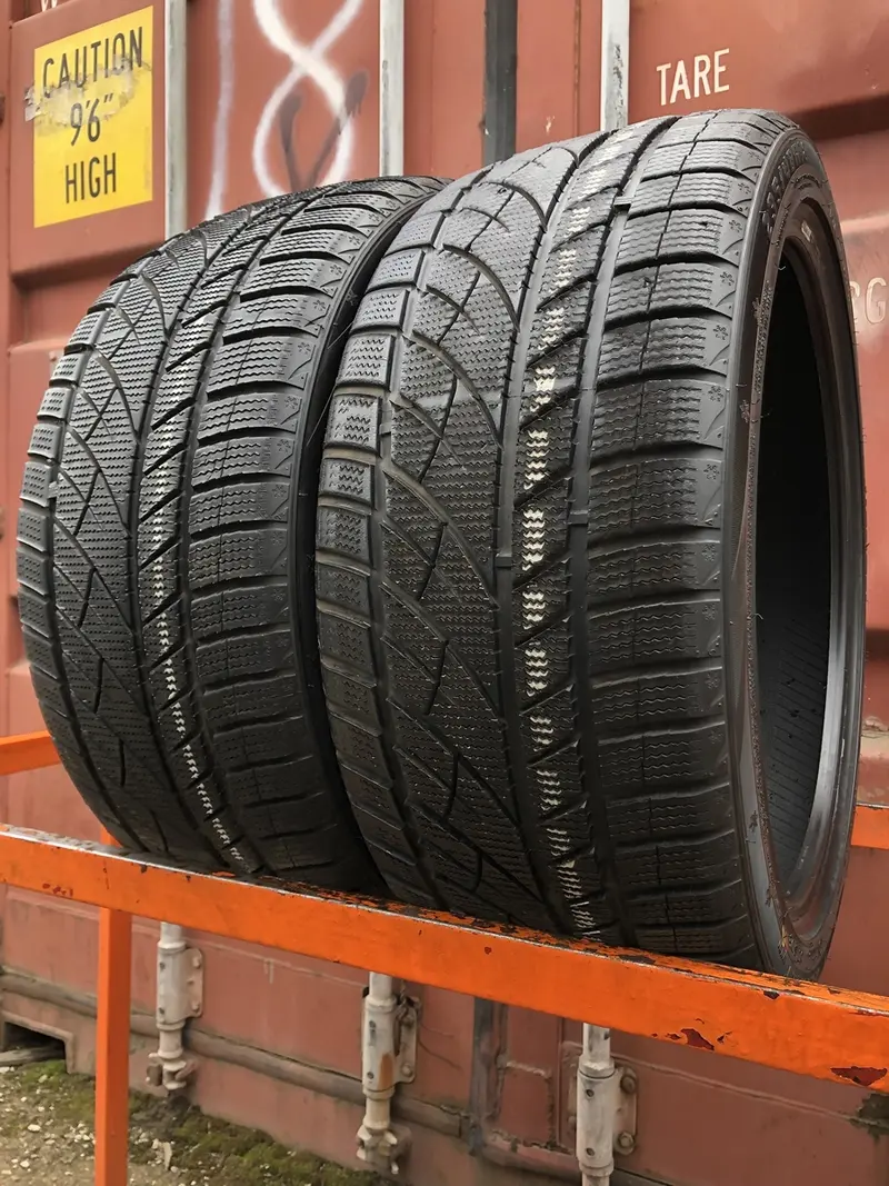 Пара б/у шин 235/40 R18 RoadX RX Frost WH01