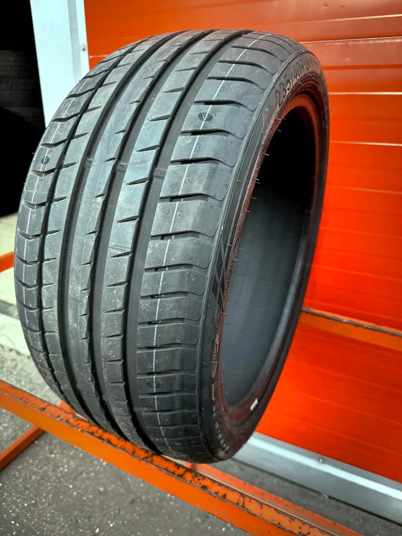 Новая шина 235/40 R18 TRIANGLE EffeXSport TH202, фото 1
