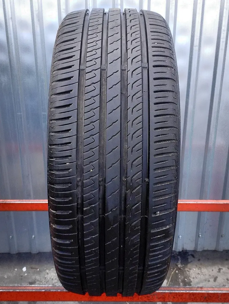 Б/у шина 235/40 R19 Barum Bravuris 5HM