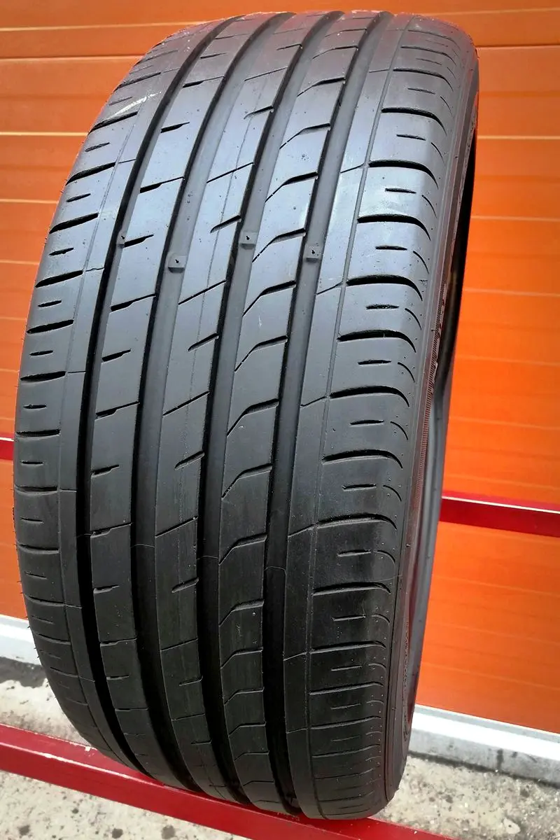 Б/у шина 235/40 R19 Nexen Nfera SU1