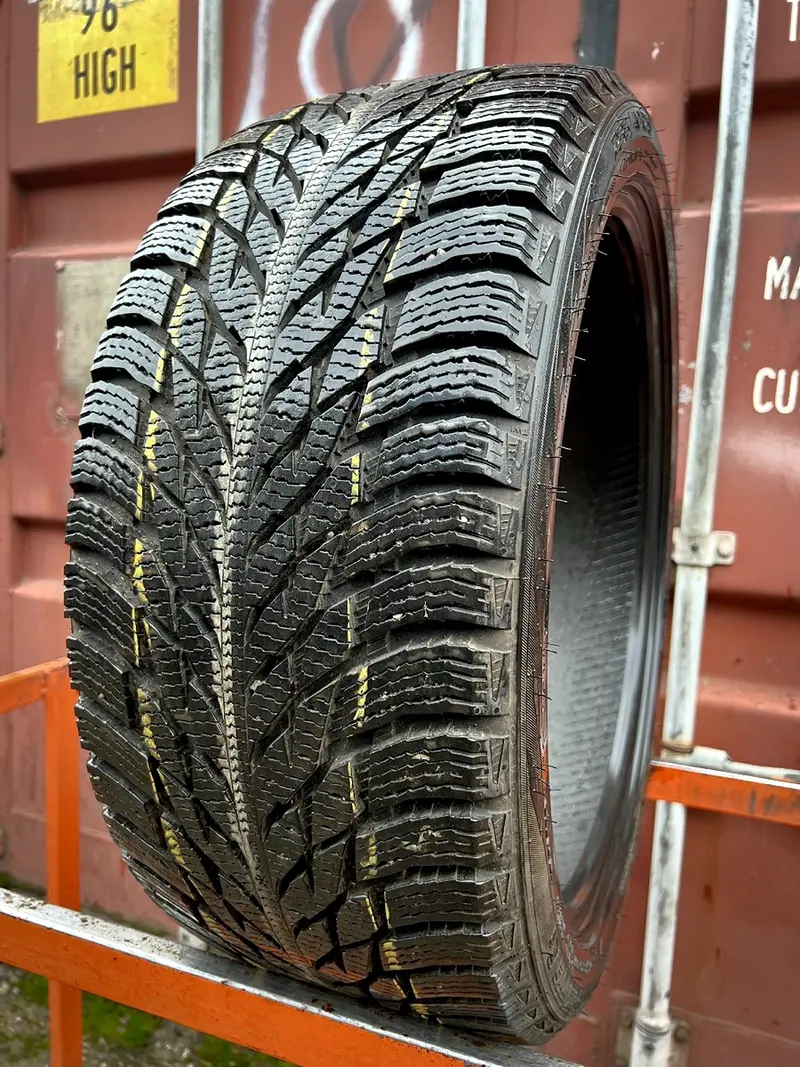 Б/у шина 235/40 R19 Nokian Hakkapeliitta R3, фото 1