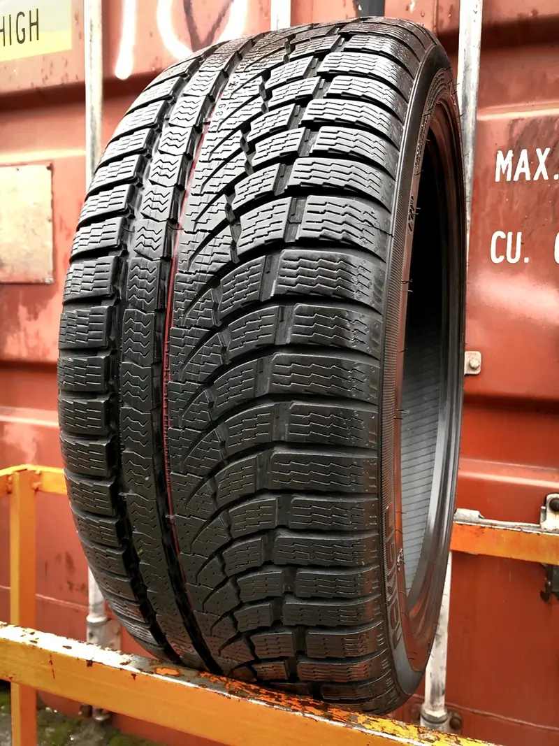 Б/у шина 235/40 R19 Nokian WR A4, фото 1