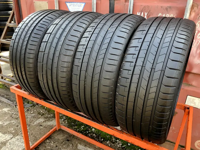 Комплект б/у шин 235/40 R19 Pirelli P Zero PZ4