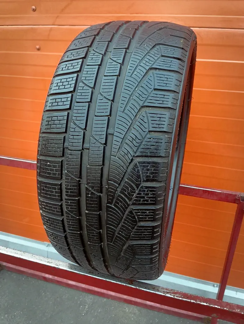 Б/у шина 235/40 R19 Pirelli Winter 240 Sottozero 2