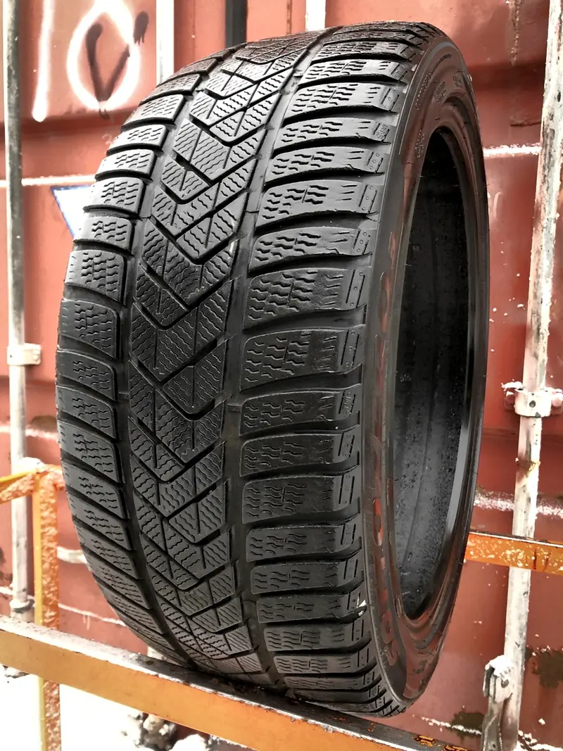 Б/у шина 235/40 R19 Pirelli Winter Sottozero 3, фото 1