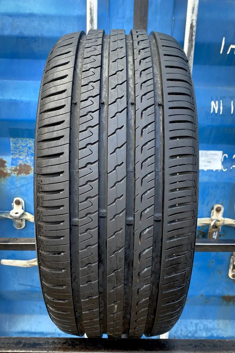Б/у шина 235/45 R17 Barum Bravuris 5HM