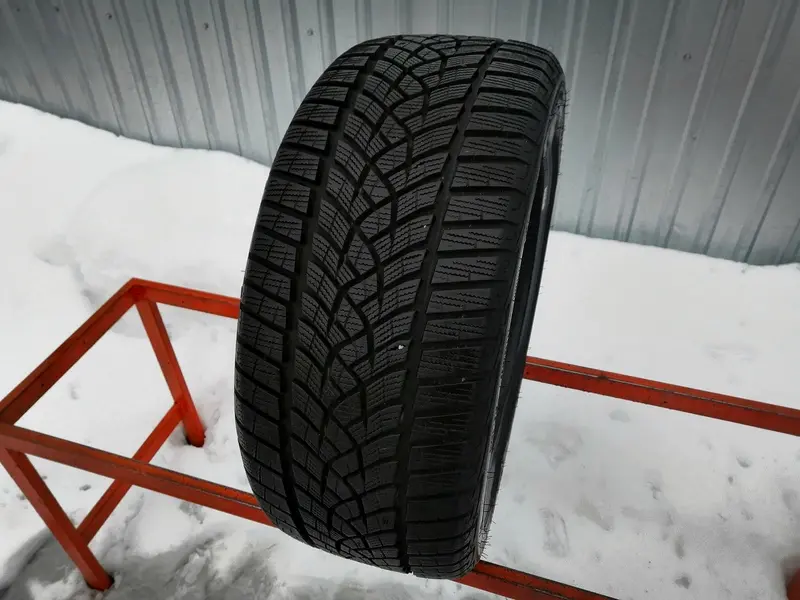 Б/у шина 235/45 R17 Goodyear Ultra Grip Performance +
