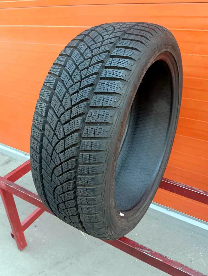 Б/у шина 235/45 R20 Goodyear Ultra Grip Perfomance GEN-1