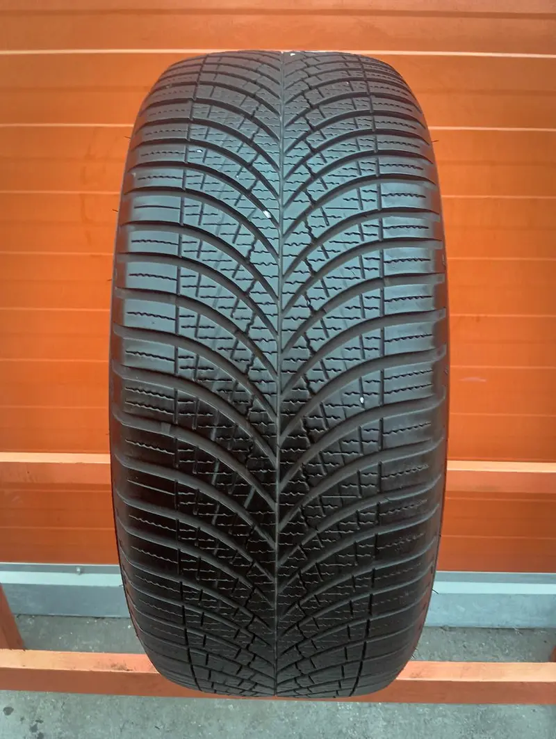 Б/у шина 235/45 R20 Goodyear Vector 4Seasons Gen-3