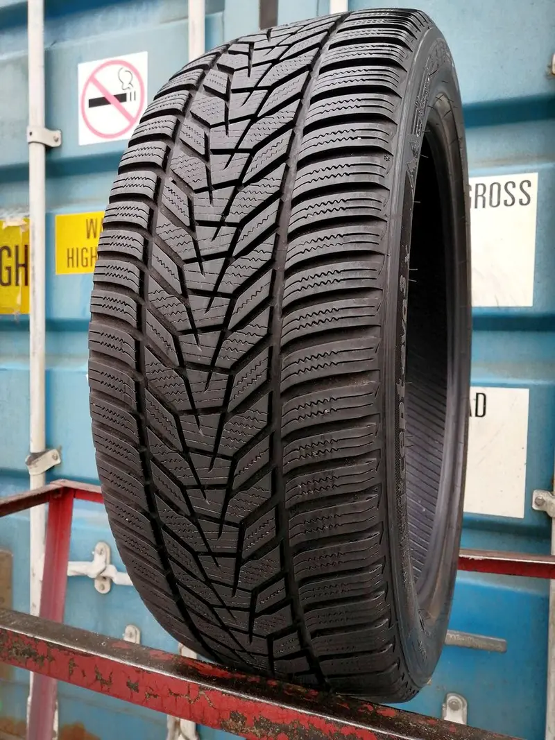 Б/у шина 235/45 R20 Hankook Winter I cept Evo3 X W330A, фото 1