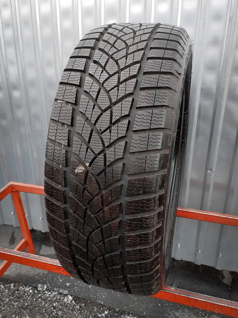 Б/у шина 235/50 R20 Goodyear Ultra Grip Performance +