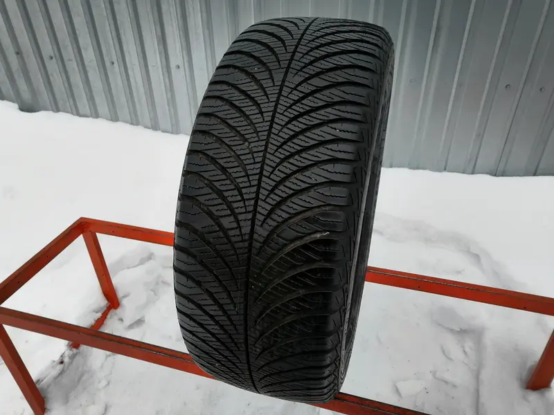 Б/у шина 235/55 R17 Goodyear Vector 4Seasons Gen-2