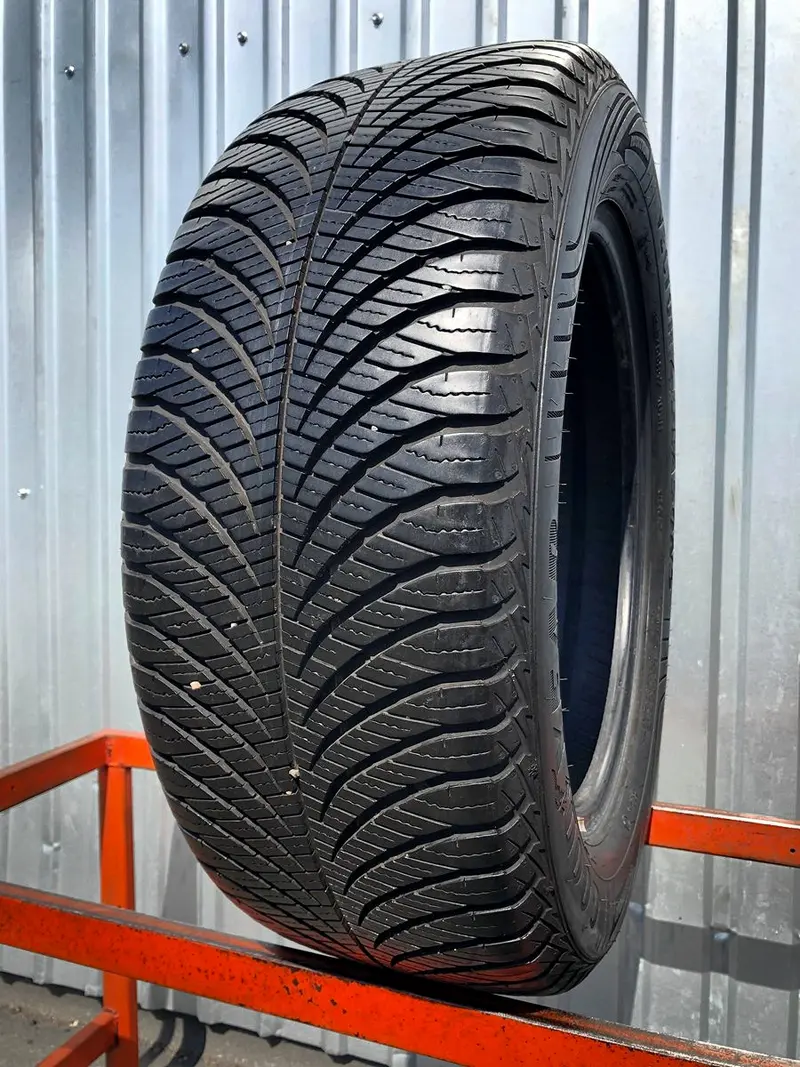 Б/у шина 235/55 R17 Goodyear Vector 4Seasons Gen-2