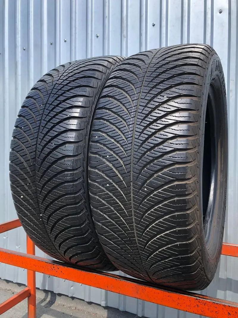 Пара б/у шин 235/55 R17 Goodyear Vector 4Seasons Gen-2