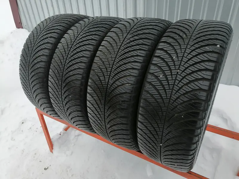Комплект б/у шин 235/55 R17 Goodyear Vector 4Seasons Gen-2