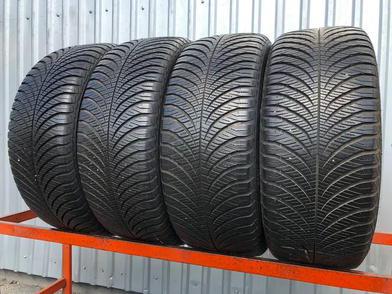 Комплект б/у шин 235/55 R17 Goodyear Vector 4Seasons Gen-2, фото 1