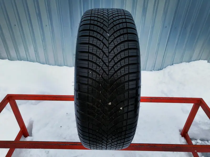 Б/у шина 235/55 R17 Goodyear Vector 4Seasons Gen-3