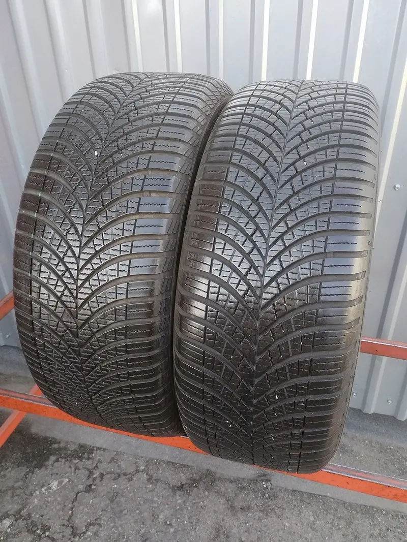 Пара б/у шин 235/55 R17 Goodyear Vector 4Seasons Gen-3