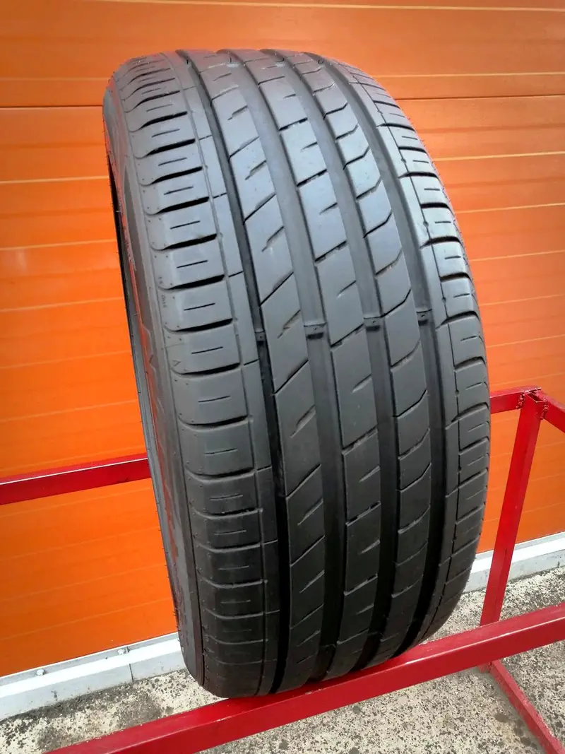 Б/у шина 235/55 R17 Nexen Nfera SU1