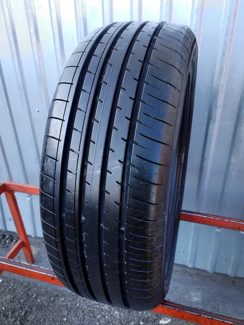 Б/у шина 235/55 R18 Yokohama BluEarth-XT AE61