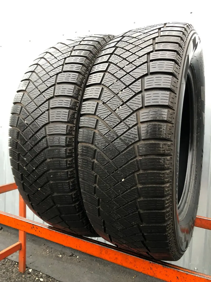 Пара б/у шин 235/60 R17 Pirelli Ice Zero FR