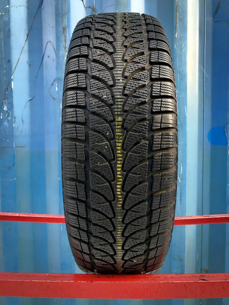 Б/у шина 235/65 R17 Bridgestone Blizzak LM-80, фото 1