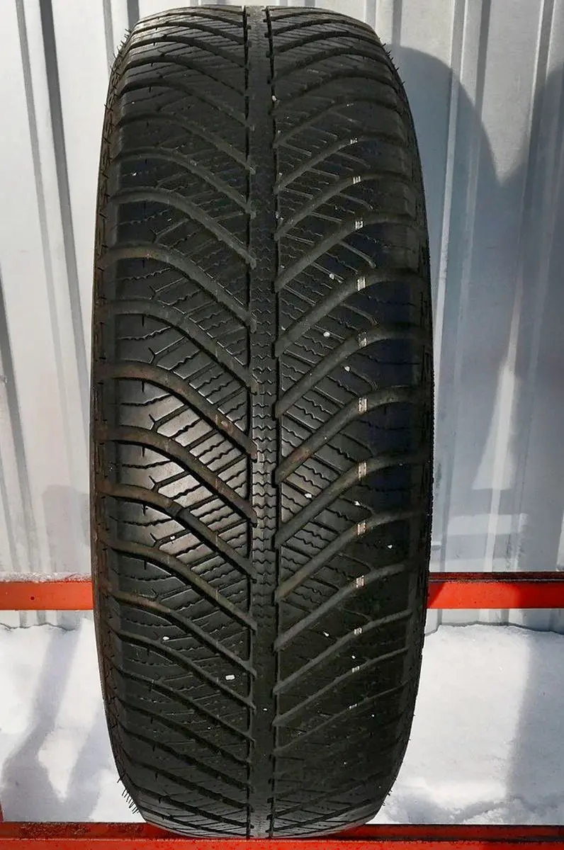 Б/у шина 235/65 R17 Goodyear Vector 4Seasons
