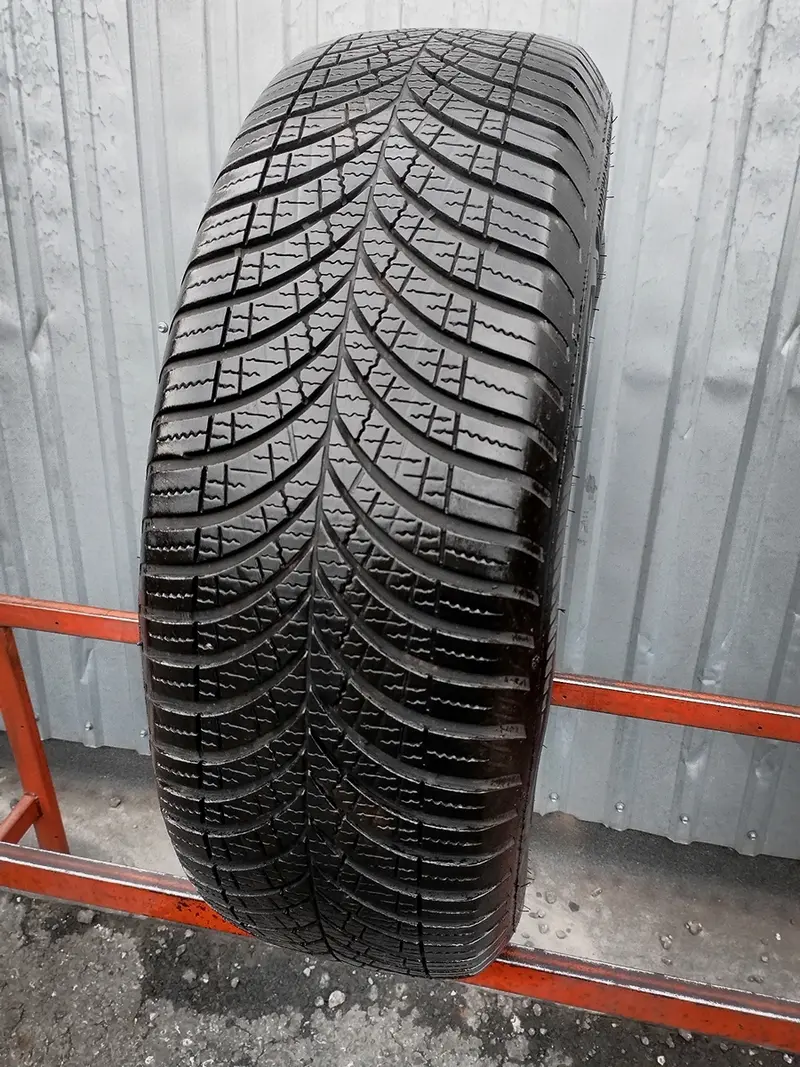Б/у шина 235/65 R17 Goodyear Vector 4Seasons Gen-3 SUV