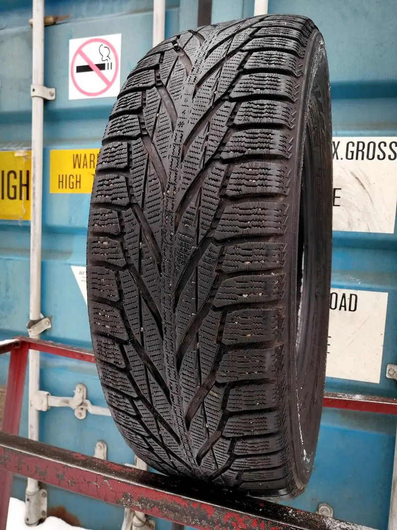 Б/у шина 235/65 R17 Nokian Hakkapeliitta R2 SUV
