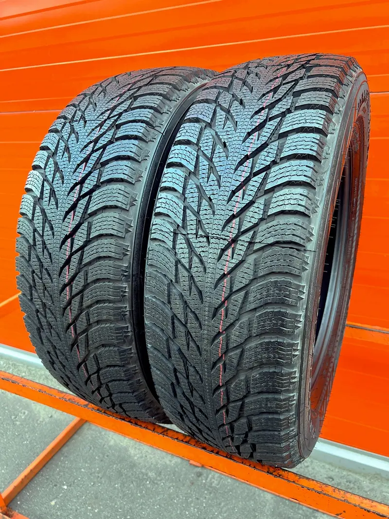 Пара новых шин 235/65 R17 Nokian Hakkapeliitta R3 SUV