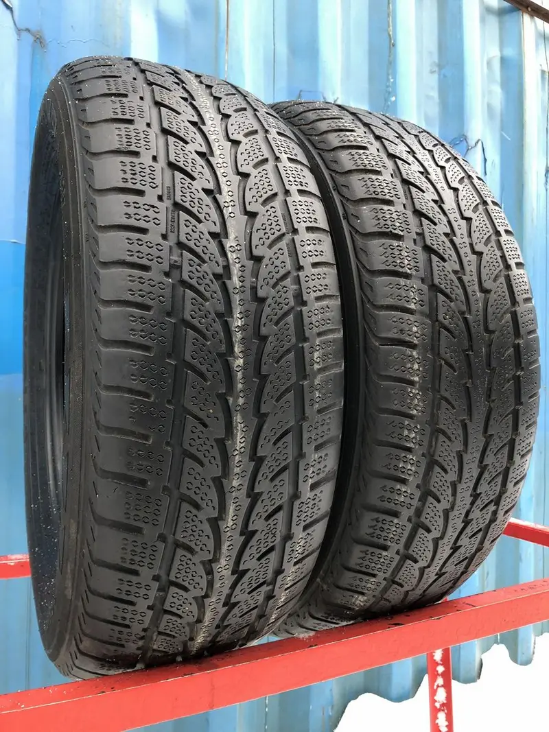 Пара б/у шин 235/65 R17 Nokian WR SUV