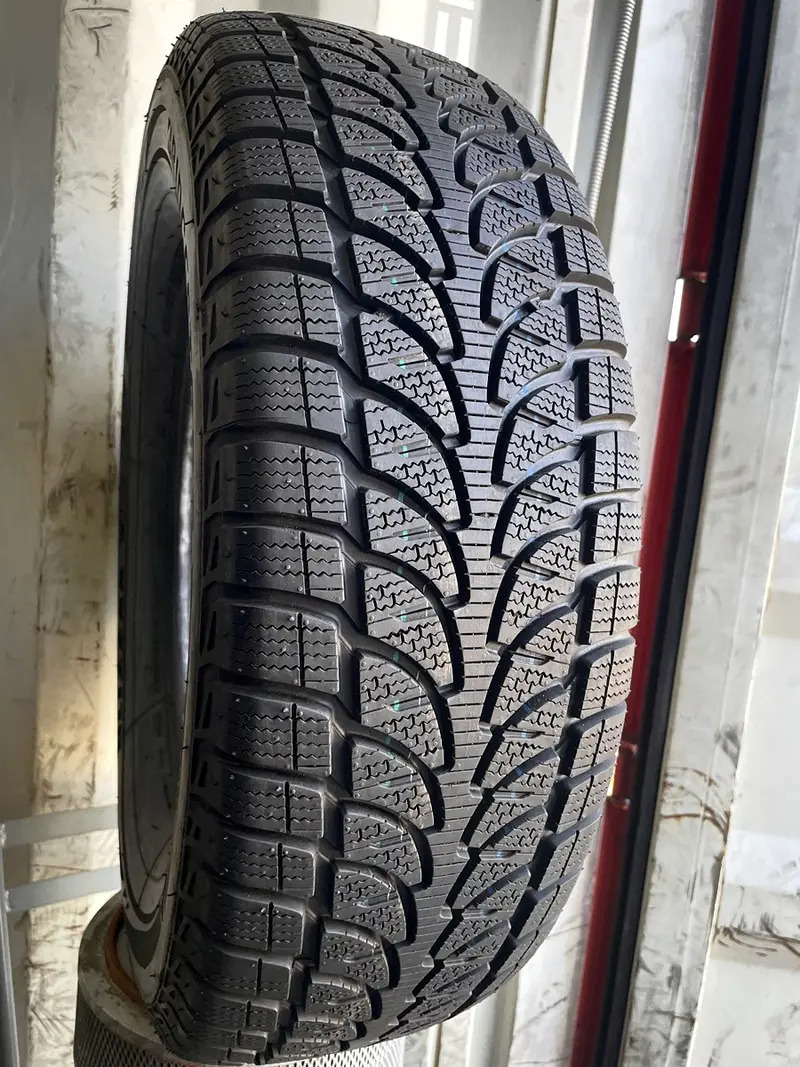 Б/у шина 235/75 R15 Bridgestone Blizzak LM-80 EVO