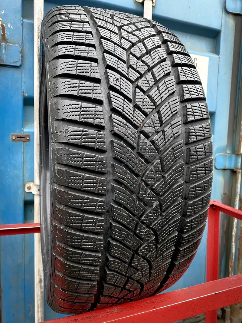 Б/у шина 245/40 R18 Goodyear Ultra Grip Perfomance GEN-1
