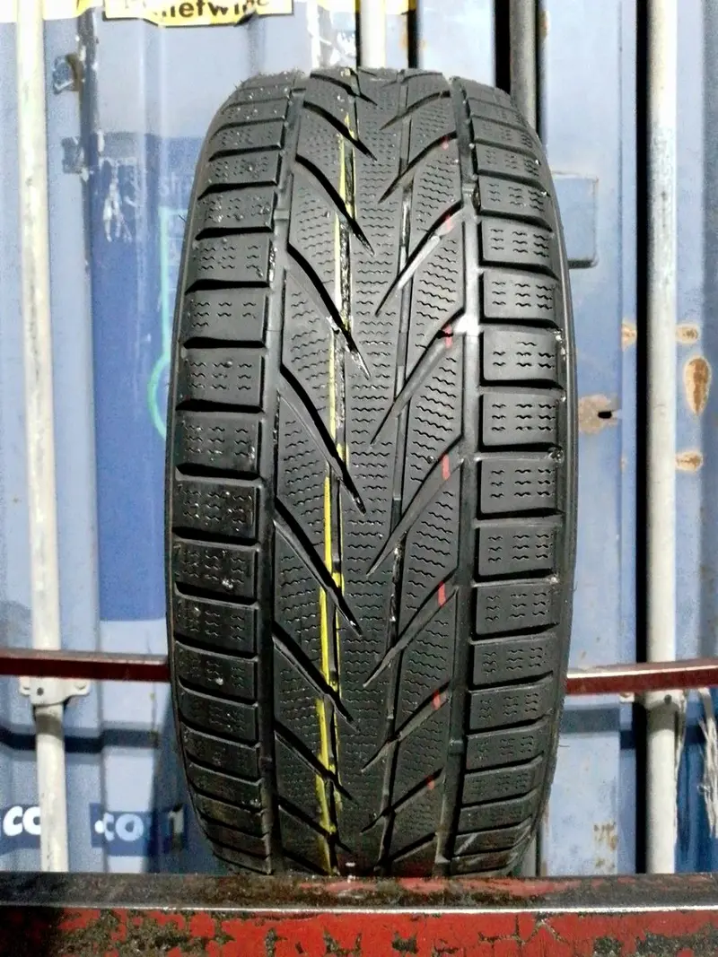 Б/у шина 245/40 R18 Toyo Snowprox S953
