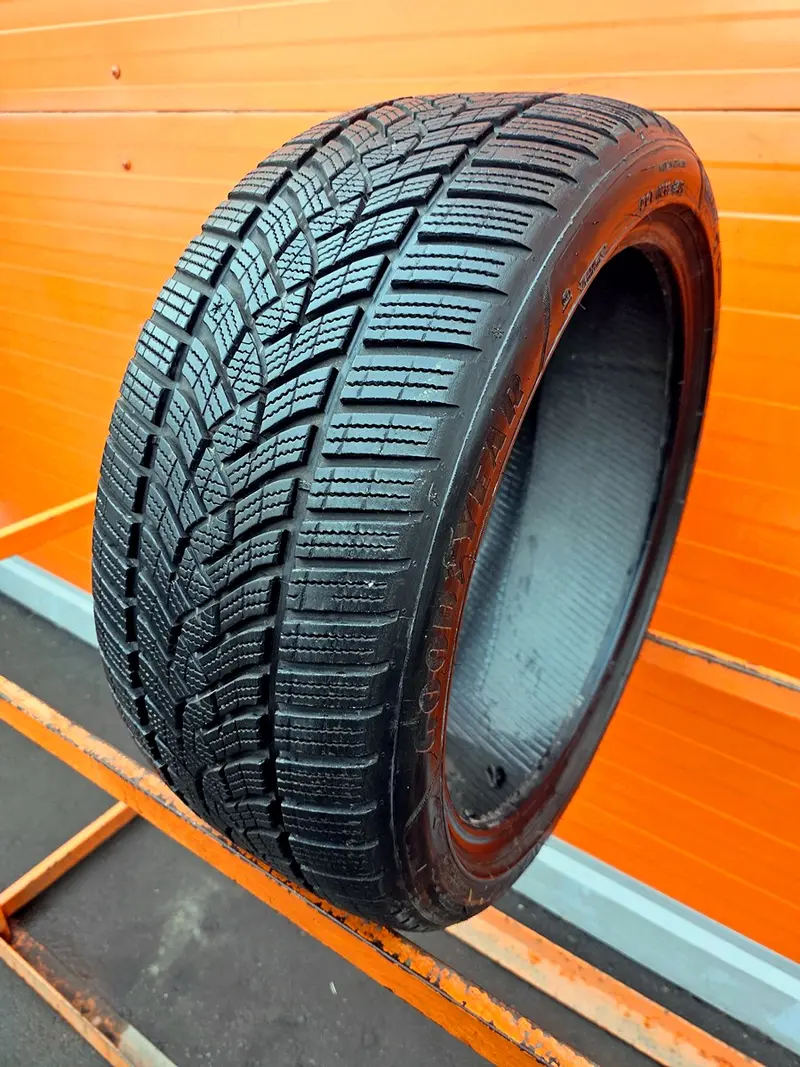 Б/у шина 245/40 R19 Goodyear Ultra Grip Performance +